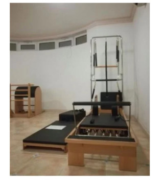 Memuat Peralatan Latihan Pilates 200kg Mesin Reformer Pilates Squat Dalam
